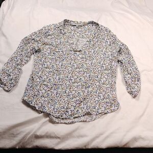 Daniel Rainn women's v-neck top size medium